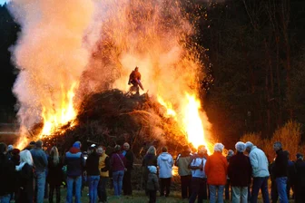 Hexenfeuer im Vogtland: Wo am Donnerstag die Besen brennen - Mit den Feuern in der Walpurgisnacht werden symbolisch „die bösen Geister“ vertrieben und der Winter beendet.