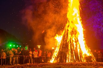 Hexenfeuer in Gefahr? Deutscher Wetterdienst prognostiziert diese Waldbrandwarnstufen für das Erzgebirge - Am Mittwoch finden in der Region wieder zahlreiche Hexenfeuer statt. Die Trockenheit birgt jedoch eine Gefahr.