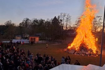Hexenfeuer in Kleinschirma zieht rund 1000 Besucher an - Rund 1000 Gäste besuchten das Hexenfeuer in Kleinschirma, Gemeinde Oberschöna.