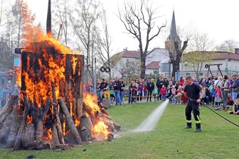 Hexenfeuer und Maibaumsetzen in der Region Freiberg und Flöha - Ob bei privaten oder öffentlichen Hexenfeuern wie hier 2022 in Hilbersdorf gibt es viel zu beachten.
