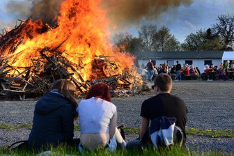 Hexenfeuer und Maibaumsetzen in der Region Mittweida und Rochlitz - Maifeuer auf dem Schützenplatz Mittweida.