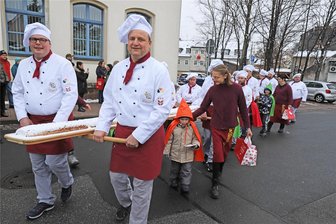 Hexenhäuschen, Riesenstollen und Musik: Fünf Tipps für das zweite Adventswochenende in der Region rund um Freiberg - Am Samstag wird wieder der Riesenstollen in Brand-Erbisdorf für den guten Zweck verkauft.