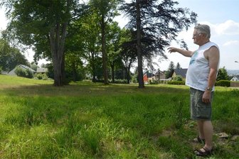 Hickhack in Auerbach um Baumfällungen für neues Feuerwehrdepot in Schnarrtanne - Michael Thoß an der Fläche in Schnarrtanne-Vogelsgrün, wo fürs neue Feuerwehrdepot Bäume Platz machen sollen.
