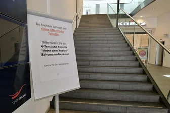 Hickhack um Toiletten im Zwickauer Rathaus: Wo können Kunden aufs Klo? - Besucher im Zwickauer Rathaus werden auf eine öffentliche WC-Anlage in der Nähe verwiesen.