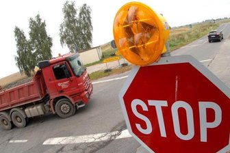 Hickhack um Zeisig-Kreuzung geht weiter - 
              <p class="artikelinhalt">Die Kreuzung Am Zeisig ist trotz Blinklichter auf den Stoppschildern ein Unfallschwerpunkt. Daran ändert sich wahrscheinlich vorerst auch nichts. Lediglich die Installation einer provisorischen Ampel könnte die gefährliche Situation entspannen. </p>
            