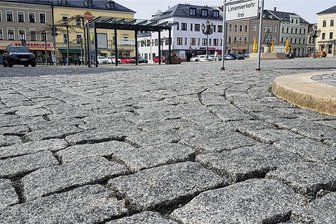 Hickhack um zentimetertiefe Pflasterfugen auf dem Oelsnitzer Markt - Teils zentimetertiefe Fugen klaffen auf dem Oelsnitzer Markt.