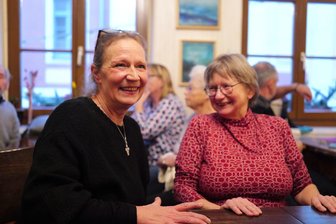 Hiddensee auf der Leinwand: Neue Ausstellung im Freiberger Café „Momo“ - Jana Dragus (l.), hier mit Sabine Schynschetzki, stellt Ölbilder im Freiberger Café Momo aus.