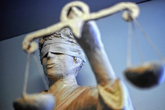 Hiebe bringen Lehrer ins Zuchthaus - Weil Ferdinand Martin die Justiz in eigene Hände nahm, kam er 1874 mit der echten Justiz, dem Königlich Sächsischen Bezirksgericht Zwickau, in Berührung. 