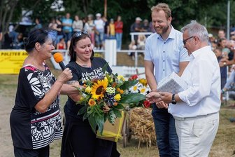 Hier absolviert der Erzgebirgs-Landrat seinen letzten Termin - Erhält zum Abschied Präsente: Landrat Frank Vogel (r.) mit Thomas Mey, Bürgermeister von Thermalbad Wiesenbad und Marga Schulze (l.) von der Abteilung Pferdesport des SV Eintracht Wiesa. 