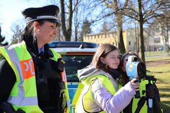 Hier blitzen die Kinder: Präventionsaktion der Polizei auch im Erzgebirge - Bürgerpolizistin Susann Kapcsándi mit Neele (Mitte) und Fabienne an der Laserpistole.