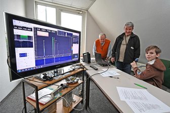 „Hier Chemnitz DL5CN“: Wie Kinder von der Altchemnitzer Straße zur Antarktis funken - Der Jugendclub B-Plan hatte zu drei Experimentiertagen eingeladen. Dazu zählte auch ein Funkertreff im Radioclub. Wolfgang Seidel (links) und Andreas Auerswald, hatten den Hut auf. Florian gehörte zu den Teilnehmern.