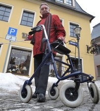 "Hier darf ich nicht parken" -
<p class="artikelinhalt">Mit den Gehhilfen darf er drauf, mit dem Auto nicht: Das Landratsamt erkennt Gerhard Pfoh zwar einen Behinderungsgrad von 100 Prozent zu, verweigert ihm aber die Erlaubnis, Behindertenparkplätze zu nutzen. Verstehen kann Pfoh die Entscheidung nicht. Mit seiner steifen Wirbelsäule kann er kaum noch laufen. </p>