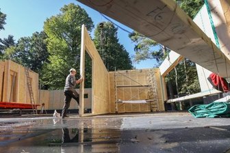 Hier entsteht das neue Hippodrom - Der Bau des neuen Hippodroms in Limbach-Oberfrohna hat begonnen. Bis Jahresende soll der Rohbau stehen. Im Bild: Die Trennwände werden mit einem Kran im Inneren des Hippodroms aufgestellt.
