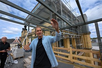 Hier entsteht die neueste Rooftop-Bar in Chemnitz - Malte Ziegenhagen in der Baustelle auf dem Dach der Fabrik. Hinter ihm entsteht die Rooftop-Bar (oben) und eine Lounge für die Member (unten). Sein Blick geht in Richtung Basketballfeld.