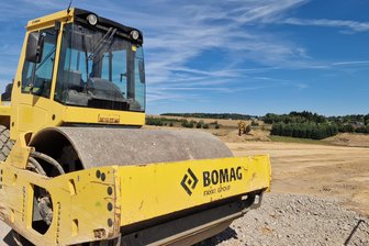 Hier entsteht ein neuer Rewe-Einkaufsmarkt für das Vogtland: Archäologen geben Baumaschinen das Go - Der erste Bagger und die erste Planierraupe rollen auf dem Baugrund an der Perlaser Straße in Treuen. Dort entsteht bis Ende 2026 ein großes Einzelhandelszentrum mit Rewe, Discounter und Drogerie.