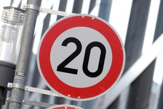 Hier fahren Autofahrer im Vogtland nur halb so schnell wie erlaubt - Tempo 20 für die Forststraße in Bad Brambach? Diesen Bürgerwunsch ließ die Gemeinde prüfen.