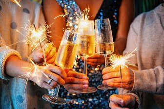 Hier feiert Westsachsen ins neue Jahr - Gelegenheiten, gemeinsam mit Freunden und Bekannten zu feiern und anzustoßen, gibt es am Samstag mehrere im Landkreis Zwickau - ob in Partylocations, Theatern oder auf dem Sportplatz.