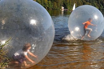 Hier gehen Abenteurer übers Wasser - An der Jugendherberge Falkenhain können Besucher am Wochenende wieder mit Aqua-Bällen übers Wasser gehen.