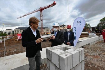 Hier gehen bald Chemnitzer Jugendliche auf die Oberschule - Baubürgermeister Michael Stötzer (links) und OB Sven Schulze bei der Grundsteinlegung für die Oberschule am Hartmannplatz.