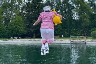 Hier geht eine Schuldirektorin aus dem Vogtland baden - Schuldirektorin Annett Stahl eröffnete im Kostüm den Wettbewerb im Freibad.