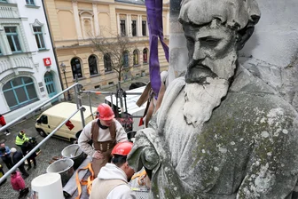 Hier geht es Petrus und Paulus an den Kragen: Letzte Figuren am Zwickauer Dom werden restauriert - Der tiefe Riss über Bart und Brust ist nicht mehr zu kitten. Gleich schlagen die Arbeiter der Paulus-Statue den Kopf ganz ab.