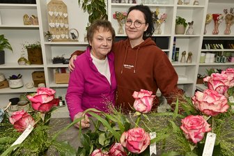 Hier gelernt, hier gearbeitet, jetzt Inhaberin: Floristin übernimmt Blumenladen im Vogtland - Christel Möbius (links) hat ihr Geschäft an Jeanette Kehr übergeben.