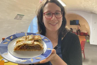 Hier gibt es die Big-Mac-Rolle: Vogtländer servieren Fast-Food-Klassiker mal anders - Denise Schiemann tischt Kindern sehr gern die Big-Mac-Rolle auf.