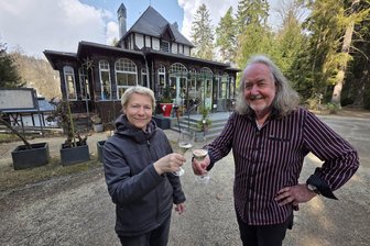 Hier gibt es Makronen mit echtem Goldstaub: Restaurant Waldquelle in Bad Elster feiert Zehnjähriges - Waldquelle-Betreiber Horst-Jürgen Engel und seine Restaurantleiterin Martina Rill stoßen auf zehn Jahre Restaurantbetrieb an.