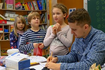 Hier gibt es nur zwei Klassen: Zu Besuch in Sachsens kleinster Schule im Vogtland - Juliane, Till, Emmi und der neue Lehrer an Sachsens kleinster Schule: Tim Hellinger.