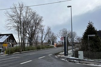 Hier gibt es teure Fotos: Blitzer an der B 169 in Chemnitz scharf geschaltet - Der neue Blitzer an der Frankenberger Straße stadteinwärts ist in Betrieb gegangen.