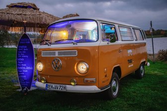 Hier gibt’s Cocktails und erfrischende Drinks: Plauener verwandelt kultigen VW-Bus in eine Bulli-Bar - Der Plauener Aaron Klemm betreibt die „Take 2 Bulli-Bar“.