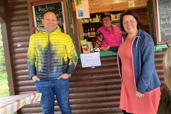 Hier gibt’s für Neujahrsspaziergänger im Vogtland Glühwein und Kaffee - Christian (links) und Ria Weller (rechts) und ihr Team erwarten am Neujahrstag die Gäste.