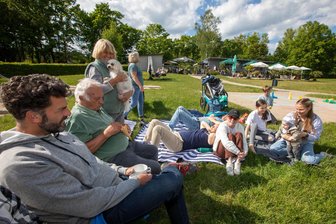Hier gibt’s mehr als Bier und Roster: Elf Tipps für Familien am Männertag im Vogtland - Eine Strandparty für Familien findet am Donnerstag auf dem Gelände des Strandcafés/Minigolfanlage an der Talsperre Pöhl statt. Die Familie auf dem Foto traf sich bereits am vergangenen Wochenende am vogtländischen Meer.