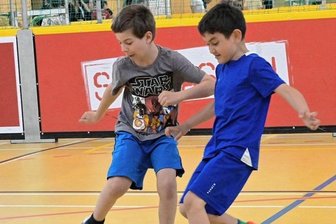 Hier gibt's Punktabzug für jede Grätsche - Joshua Bauer (l.) und Eymen Sarin von der Albrecht-Dürer-Grundschule Stollberg duellieren sich um den Ball.