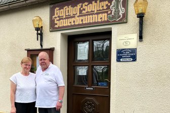 Hier gibt‘s Strammen Max und Warmes Eckchen: Gasthof im Vogtland serviert DDR-Klassiker - Steffi und Stephan Rosowski sind Gastwirte aus Leidenschaft. An Himmelfahrt erwarten Sie ab 9 Uhr Gäste.