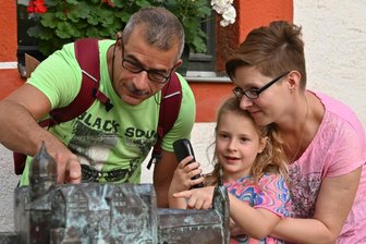 Hier gibt's was fürs Ohr: Das bieten Burgen und Schlösser - Die sechsjährige Lucy hat mit ihren Eltern Lars und Melanie Seyferth den Audioguide auf Schloss Rochsburg getestet. 