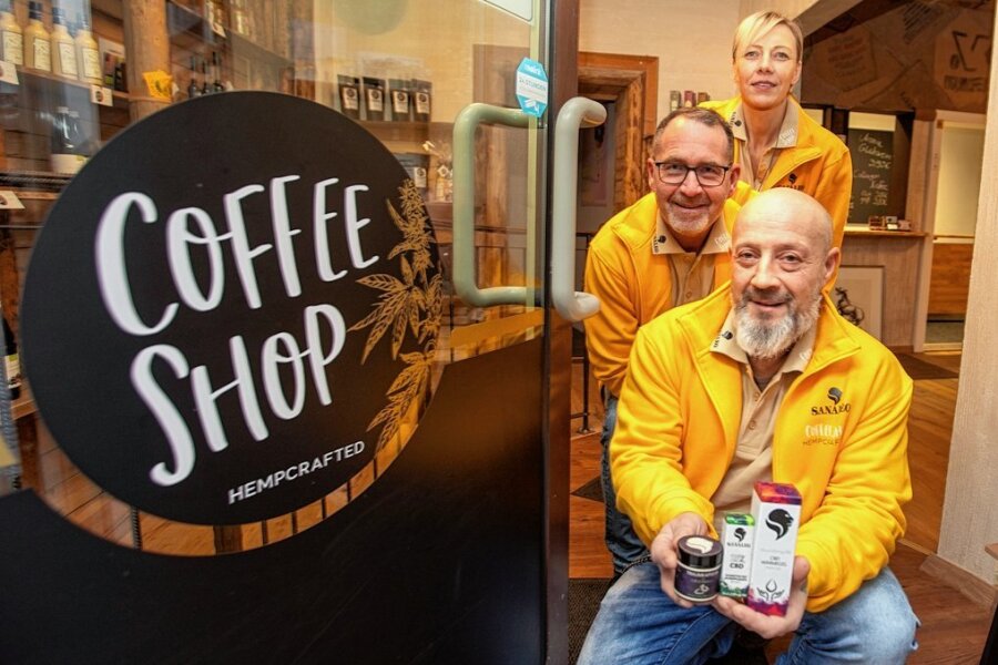 Hier gibts Hanf: Coffeeshop an der Herrenstraße eröffnet - Yvonne Sandner, Andre Löffler (Mitte) und Mathias Horn empfangen im neuen "Coffeeshop" ihre Kunden und Gäste.