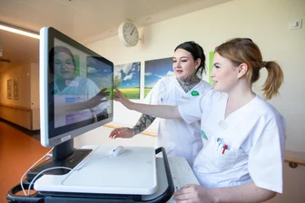 Hier haben die Azubis das Kommando: Lehrlinge übernehmen eigenverantwortlich eine Station am Vogtland-Klinikum in Plauen - Die Azubis Christin Haselbauer (links) und Julia Beegen am mobilen Schreibtisch im Krankenhaus.