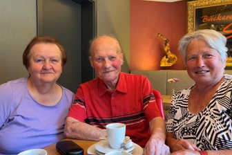 „Hier hat nie jemand was gemacht“: Das Schicksal der Ölmühle von Nassau ist ungewiss - Gudrun Lohß, Reiner Weißflog und Gerlinde Schikowski wohnten einst in der Ölmühle Nassau. Hier beim Treffen in Bienenmühle.