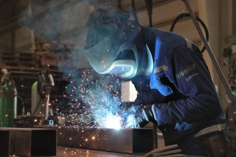 Hier hat’s gefunkt: Westsachse ist bester Metallbau-Meister - Metallbau-Meister Samuel Schulz bearbeitet am Schweißtisch beim Betrieb Metallbau Vogel in Lichtentanne Zaunsäulen.