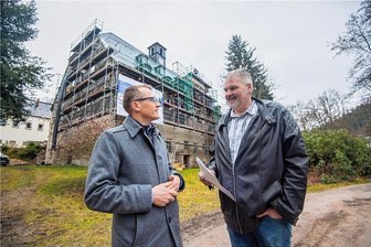 Hier im Erzgebirge entsteht ein Wasser- und Historienpark - Für die Sanierung des Hammerherrenhauses in Blauenthal hat es 2020 Fördermittel gegeben, 167.000 Euro vom Freistaat Sachsen und 150.000 Euro vom Bund. Überbringer war der damalige CDU-Bundestagsabgeordnete Alexander Krauß (links). Gebäudeeigentümer ist Stefan Toelle.
