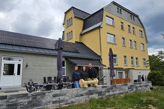 Hier ist Vogelgezwitscher das lauteste Geräusch: Pension im Vogtland startet nach Sanierung durch - Die Pension Kursprung in Bad Brambach startet nach aufwendiger Sanierung innen und außen am 1. Juni neu.