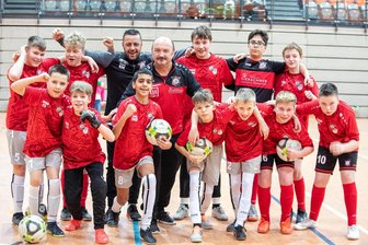 Hier kicken sie alle zusammen: Wie die Integration von Flüchtlingen einen Plauener Fußballverein zurück zum Erfolg führt - Vereinschef Steffen Hahn (Mitte) hier beim Hallenturnier des Nachwuchses. Für ihn ist der Fußballplatz ein perfekter Ort für Integrationsarbeit.