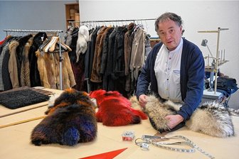 Hier kleidete sich Katarina Witt ein, jetzt ist Schluss: Kürschner-Betrieb in Chemnitz schließt nach 80 Jahren - Charles Ahlefeld in der Werkstatt im Obergeschoss des Geschäftes in der Chemnitzer Schmidt-Bank-Passage. Hier werden die Felle mit einer speziellen Nähmaschine zusammengesetzt und abgefüttert. Neben Kleidungsstücken entstehen unter anderem auch Decken.