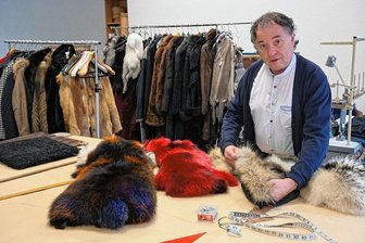 Hier kleidete sich Katarina Witt ein, jetzt ist Schluss: Kürschner-Betrieb in Chemnitz schließt nach 80 Jahren - Charles Ahlfeld in der Werkstatt im Obergeschoss des Geschäftes in der Schmidt-Bank-Passage. Hier werden die Felle mit einer speziellen Nähmaschine zusammengesetzt und abgefüttert. Neben Kleidungsstücken entstehen unter anderem auch Decken.