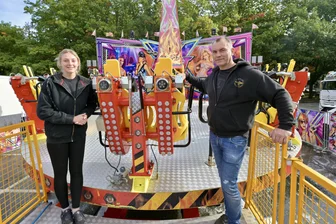 „Hier knallt’s öfter mal“: Welche Überraschungen Besucher auf dem Zwickauer Herbstrummel erwarten - Schausteller Vanessa Berger (links) und Marco Walz auf dem „Project X“, das sich ab Freitag erstmals auf dem Zwickauer Rummel drehen soll.