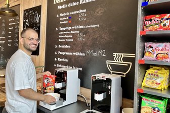 Hier kocht der Kunde seine Nudelsuppe selbst: Zwickauer Imbiss setzt auf Ramen aus Fernost - Yamshed Tawahuli an der Ramen-Station im neuen Zwickauer Imbisslokal „Crunch Club“.