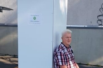 Hier können E-Bikes in Hohenstein-Ernstthal "tanken" - Auch die Sitze an der Ladestation werden gern genutzt.