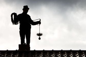 Hier können sich die Chemnitzer eine Portion Glück abholen - Hand schütteln oder Knopf reiben: Einen Schornsteinfeger von Weitem zu sehen, reicht nicht.