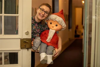 Hier kommt das Sandmännchen: Neue Weihnachtsausstellung im Plauener Vogtlandmuseum hat einiges zu bieten - Mit diesem Sandmann, den Museumsmitarbeiterin Stefanie Gebler präsentiert, können sich Besucher in der Plauener Weihnachtsausstellung fotografieren lassen.